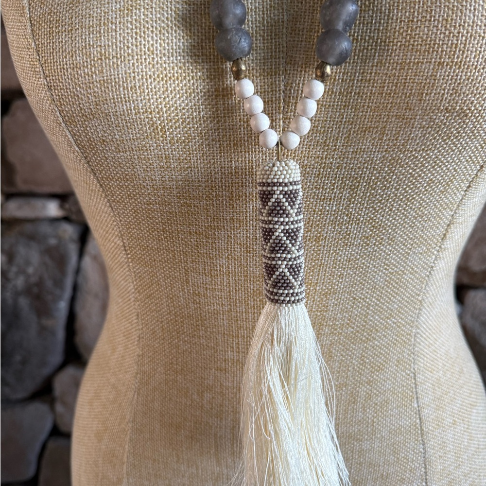 New🌟Anthropologie-Elegant White and Gray Beaded Necklace with Tassel - Picture 3 of 6
